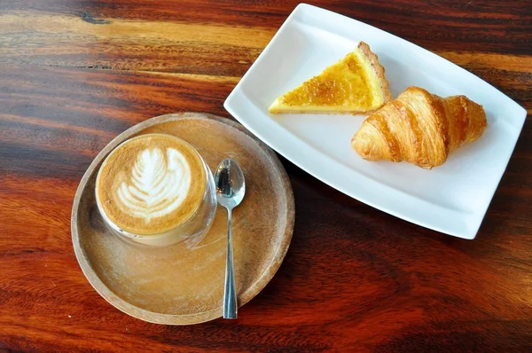 Café chaud avec croissant et tarte au citron — Photo