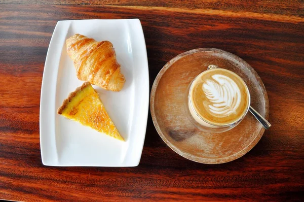 Warme koffie met croissant en citroen tarte — Stockfoto