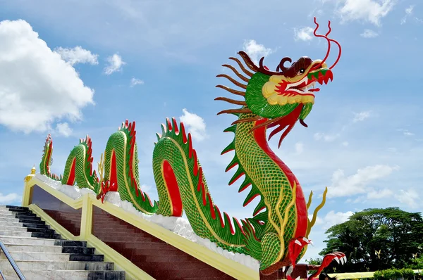 Dragon sur des rampes en temple bouddhiste — 图库照片