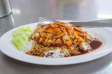 Tay gıda - pirinç kırmızı kavrulmuş domuz (moo daeng) ve çıtır po