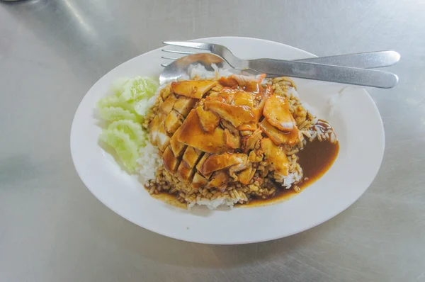 Comida tailandesa - Arroz con cerdo asado rojo (moo daeng) y po crujiente — Foto de Stock