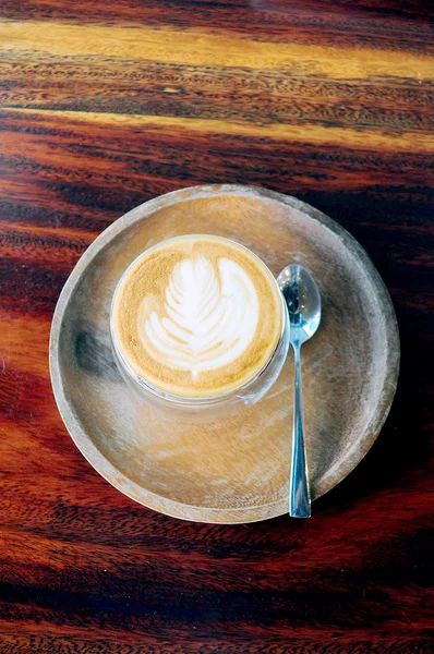 Une tasse de café chaud avec latte art — Photo