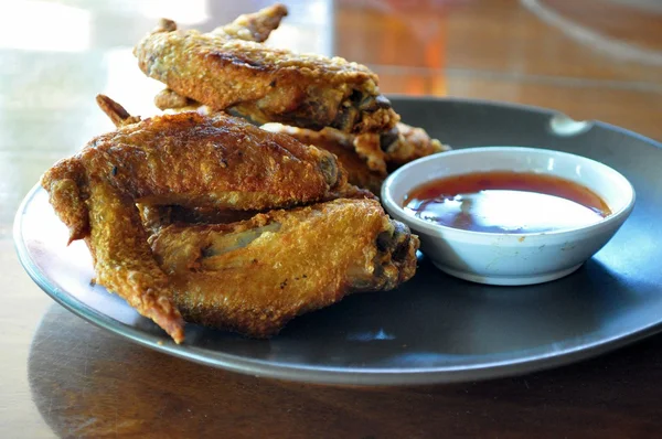 Pollo frito estilo tailandés con arroz pegajoso — Foto de Stock