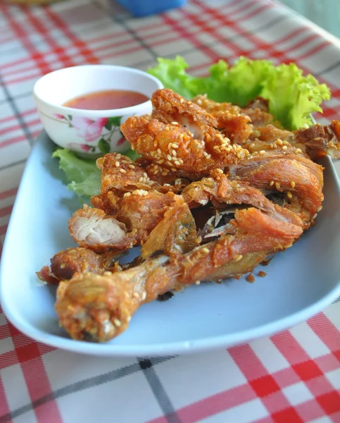 Pollo frito estilo tailandés con arroz pegajoso —  Fotos de Stock