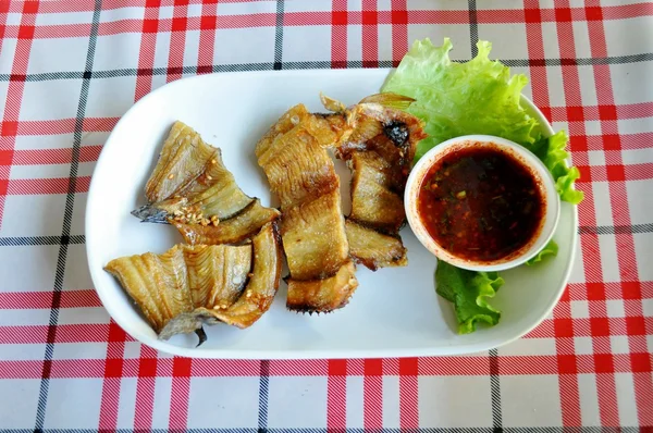 Peixe frito estilo tailandês — Fotografia de Stock