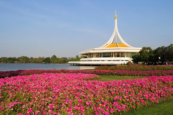 Цветы и пейзаж в парке Суанглуанг Рама Икс - Пан Ги Мун Лицензионные Стоковые Фото