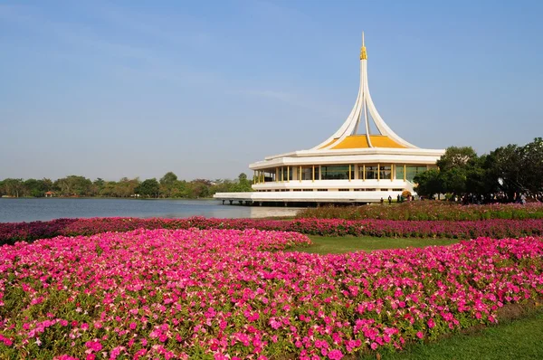 Schöne blumen und landschaft im suangluang rama ix park - ban lizenzfreie Stockfotos