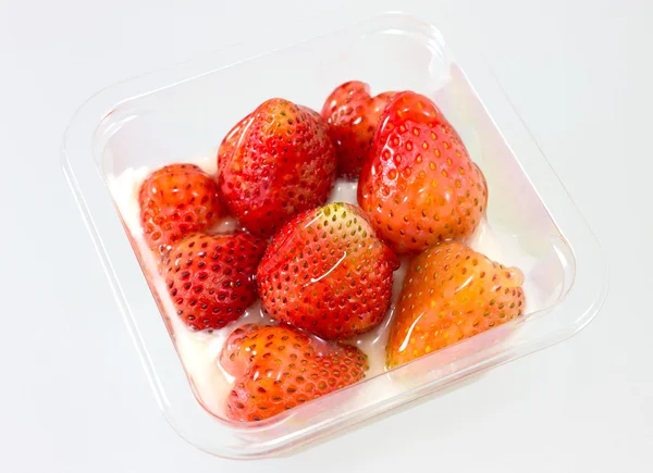 草莓牛奶什锦早餐酸奶 — 图库照片