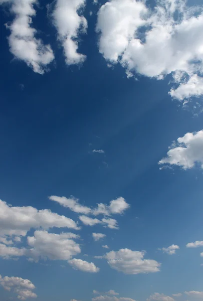 Wolken in de blauwe lucht — Stockfoto