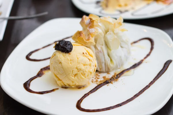 Plum  top with ice cream — Stock Photo, Image