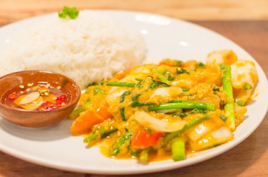 τηγανητά θαλασσινά στο κάρυ σε σκόνη