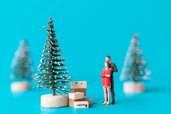 Miniature People Couple Love Standing Next Christmas Tree Christmas Happy — Stock Photo, Image