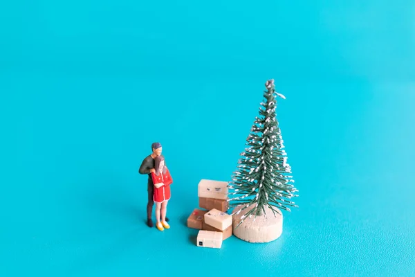 Personas Miniatura Pareja Enamorada Pie Junto Árbol Navidad Navidad Feliz —  Fotos de Stock