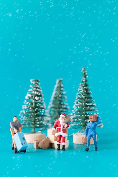 Persone Miniatura Babbo Natale Suo Team Lavoratori Stanno Preparando Consegna — Foto Stock