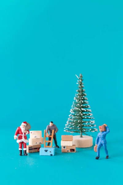 Personas Miniatura Santa Claus Equipo Trabajadores Están Preparando Para Entrega —  Fotos de Stock