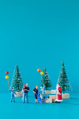 Minyatür insanlar, Noel Baba çocuklara hediye paketi, Noel ve Mutlu Yıllar konsepti..