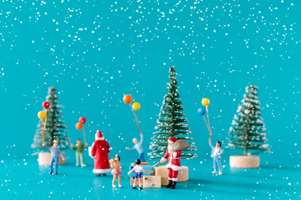 Personas Miniatura Santa Claus Entrega Caja Regalo Para Niños Navidad — Foto de Stock