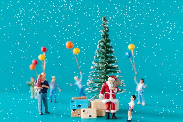 Миниатюрные Люди Коробка Подарков Санта Клауса Детей Концепция Рождества Нового — стоковое фото