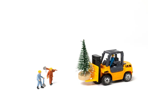 Miniatura Ludzi Pracownik Przygotowanie Choinki Białym Tle Boże Narodzenie Szczęśliwego — Zdjęcie stockowe