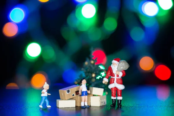 Personas Miniatura Santa Claus Entrega Caja Regalo Para Niños Navidad — Foto de Stock