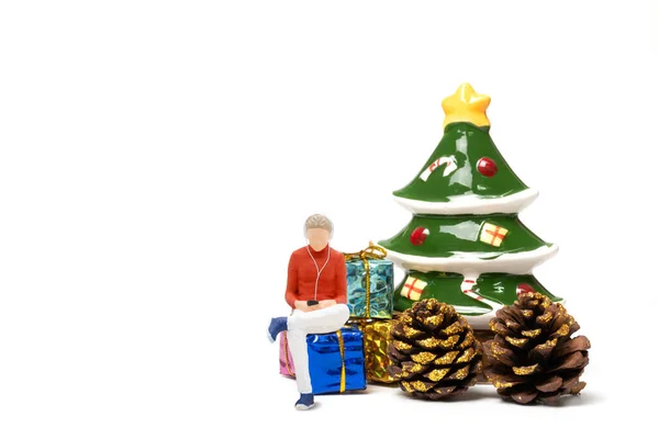 Miniatuur Mensen Vrouw Met Koptelefoon Zittend Geschenkdoos Vrolijk Kerstfeest Gelukkig — Stockfoto