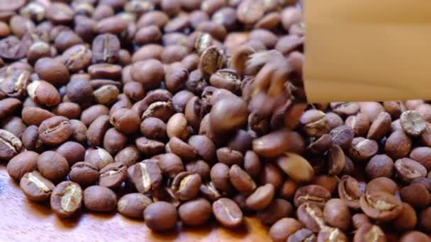 Leichte Geröstete Kaffeebohnen Fallen Auf Den Hölzernen Hintergrund — Stockvideo