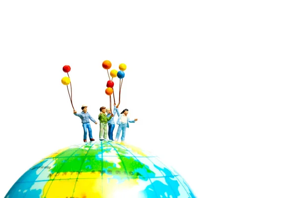 迷你人物 举着气球站在地球上的儿童 国家青年日的概念 — 图库照片