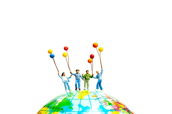 迷你人物 举着气球站在地球上的儿童 国家青年日的概念 — 图库照片