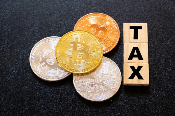 Criptomonedas Con Palabra Tax Sobre Fondo Madera Oscura — Foto de Stock