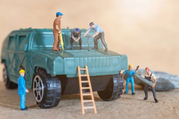 Miniatuur Mensen Monteurs Repareren Een Militair Voertuig Car Service Concept — Stockfoto