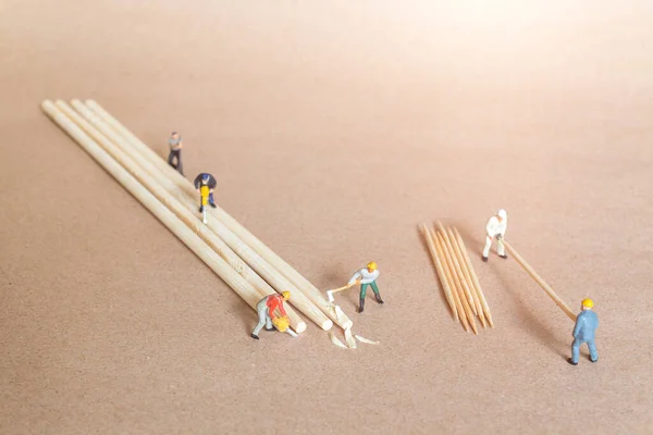 Personas Miniatura Carpintero Haciendo Palillo Bambú Bambú Concepto Reciclaje — Foto de Stock