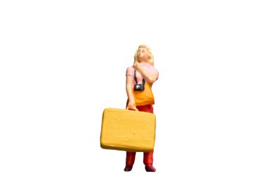 Elinde bavul tutan minyatür insanlar kesme yolu olan beyaz arkaplanda izole edilmiş.