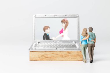 Miniature people Bride and groom virtual wedding on computer screen, Happy Valentines Day concept