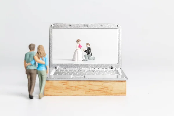 Miniature People Bride Groom Virtual Wedding Computer Screen Happy Valentines — Stockfoto