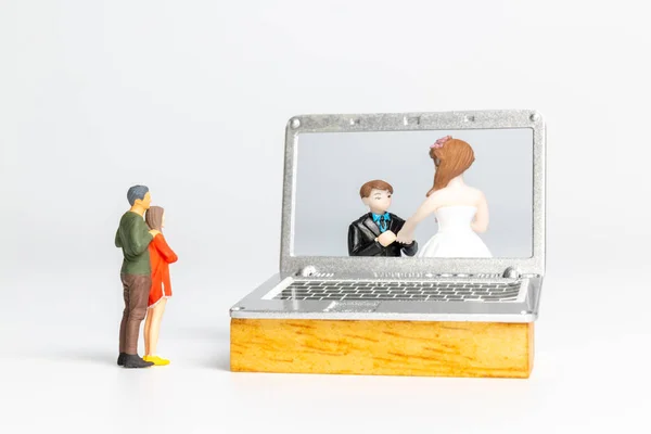 Miniature People Bride Groom Virtual Wedding Computer Screen Happy Valentines — Stock Photo, Image