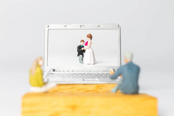 Miniature People Bride Groom Virtual Wedding Computer Screen Happy Valentines — Photo