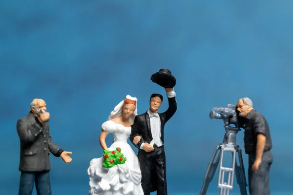 Miniature People Couple Live Stream Marriage Ceremony Concept Happy Valentines — Photo