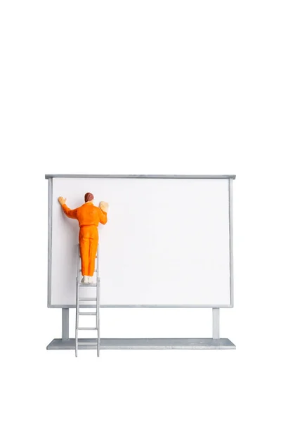 Miniaturmenschen Maler Der Vorderseite Eines Whiteboards Isoliert Auf Weißem Hintergrund — Stockfoto