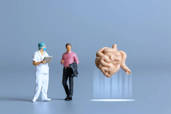 Pessoas Miniatura Doutor Estudando Tratando Intestino Delgado Humano Conceito Dia — Fotografia de Stock