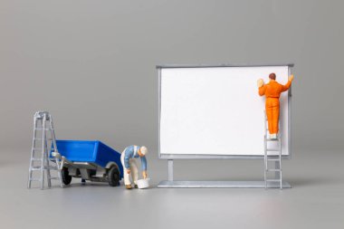 Minyatür insanlar yazı tahtası önünde boyacı ve metin için alan