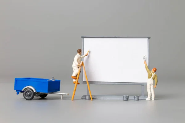 Miniatyr Människor Målare Framsidan Whiteboard Och Utrymme För Text — Stockfoto