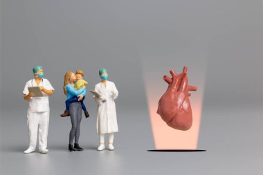 Minyatür insanlar, Doktor, insan kalbi, Dünya Sağlık Günü konsepti.