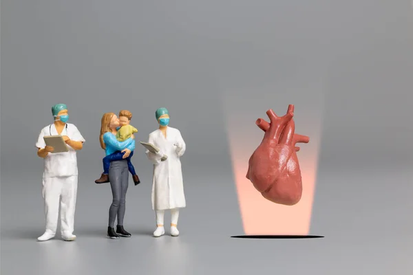 Personas Miniatura Médico Estudiando Tratando Corazón Humano Concepto Del Día — Foto de Stock