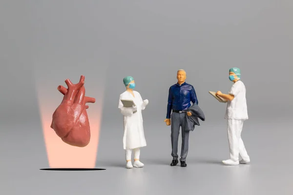 Мініатюрні Люди Доктор Вивчає Лікує Людське Серце Поняття Всесвітнього Дня — стокове фото