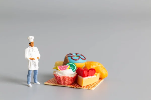 Persone Miniatura Baker Piedi Con Dolce Dessert Sfondo Grigio — Foto Stock