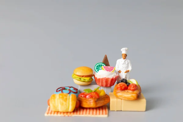 Miniatuur Mensen Baker Staan Met Sweet Dessert Grijze Achtergrond — Stockfoto