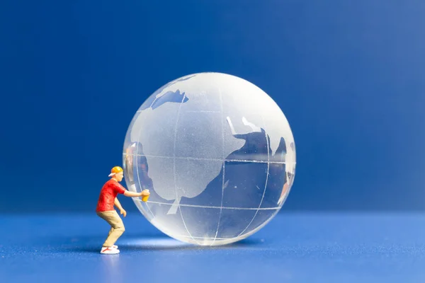 Miniaturní Lidé Teenager Sprejování Barvy Krystalické Globus Modrém Pozadí Světový — Stock fotografie