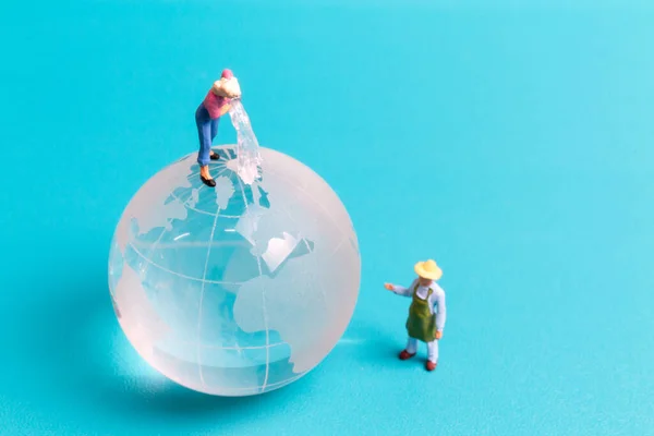 用蓝色背景清洁水晶球的迷你人物 世界环境日的概念 — 图库照片