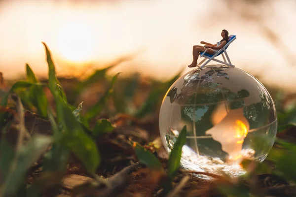 Miniatuur Mensen Zonnebaden Kristallen Bol Het Park Wereld Milieu Dag — Stockfoto