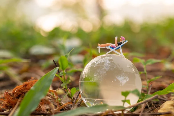 Miniaturní Lidé Opalování Křišťálové Zeměkouli Parku Světový Den Životního Prostředí — Stock fotografie